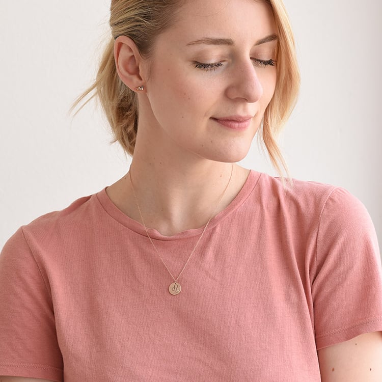 Diamant Anhänger und Löwe Sternzeichen auf der Dame 68894