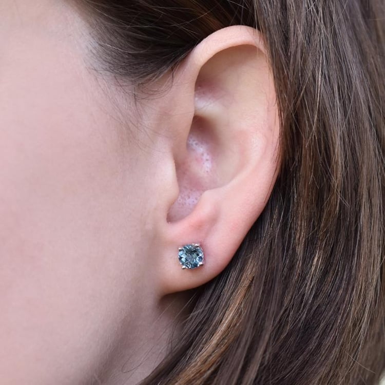 Topasen Ohrstecker auf dem Ohr 26526