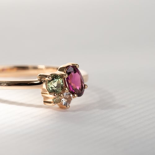 Cluster-Ring mit Rodolithgranat, Saphir, Morganit und Olivin Bluma