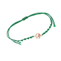 Armband mit einem silbernen Anhänger in Form der Weltkarte Globe