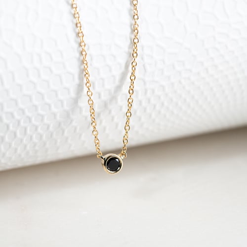 Minimalistische Halskette mit schwarzem Diamanten Glosie
