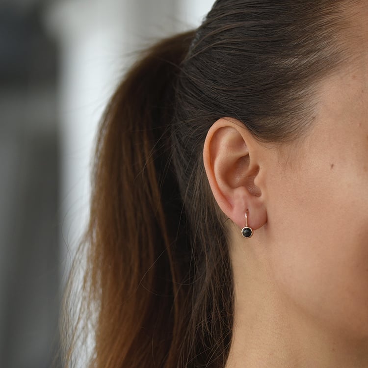 Goldene Hängeohrringe mit schwarzen Diamanten Maumo 62926