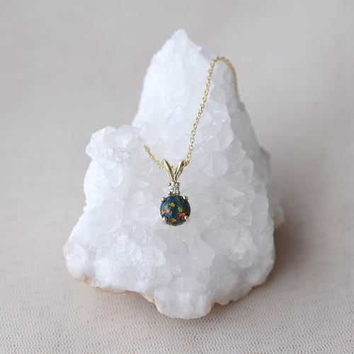 Anhänger mit schwarzem Round-Opal und Diamant Emolyna
