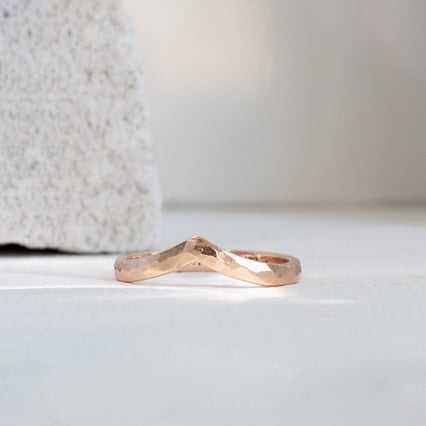 Ehering in V-Form mit Hammerschlag-Motiv Yenka