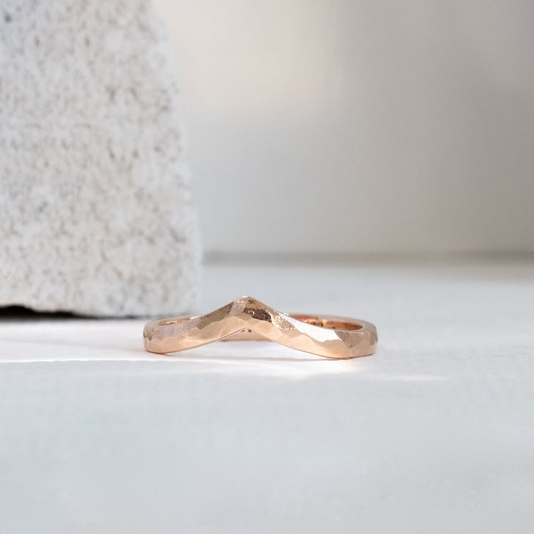 Ehering in V-Form mit Hammerschlag-Motiv Yenka 122606