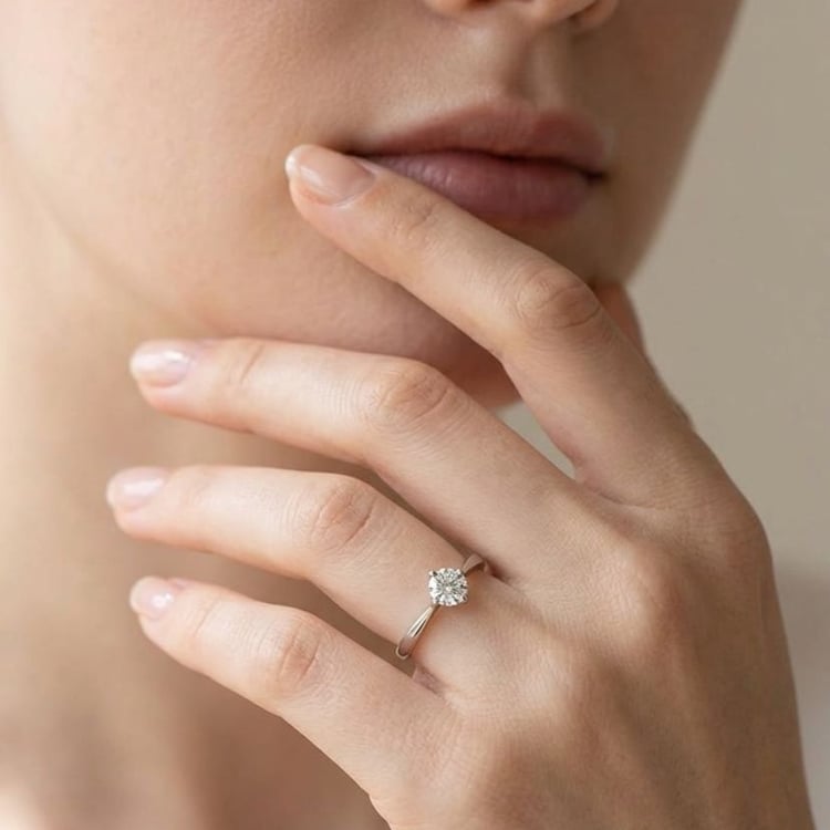 Silberner Verlobungsring mit Moissanit Mahiya 166363