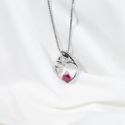 Silberner Anhänger Mutter und Kind mit Rubin und Diamant Ella