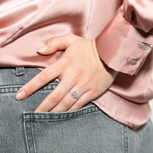 Verlobungsring aus Gold mit Diamanten im Halo-Stil Kerau