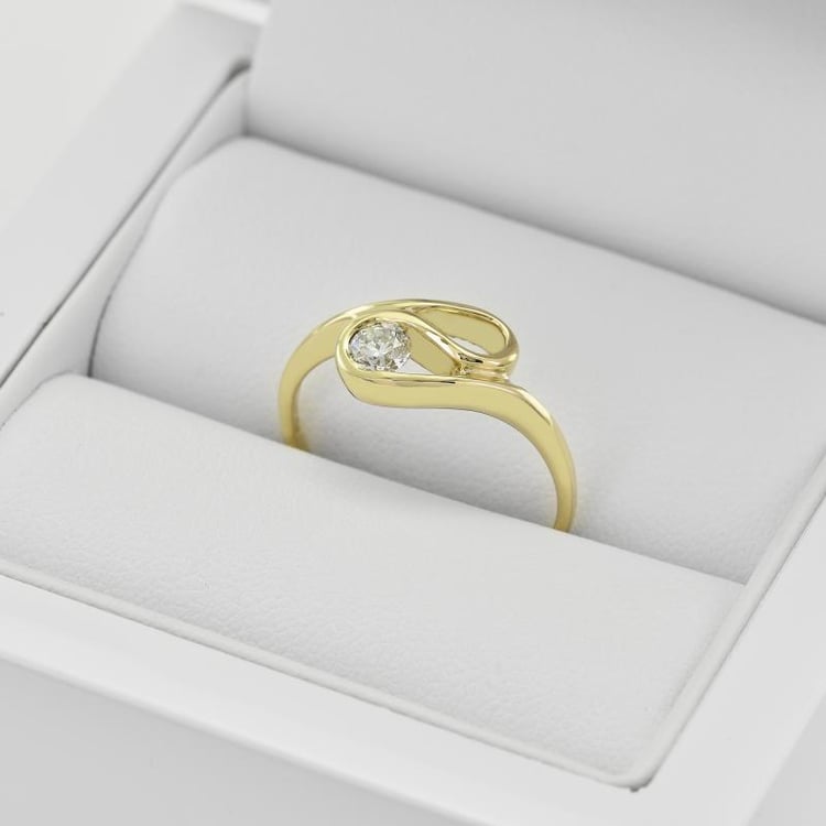 Ring mit Diamanten aus Gold 31967