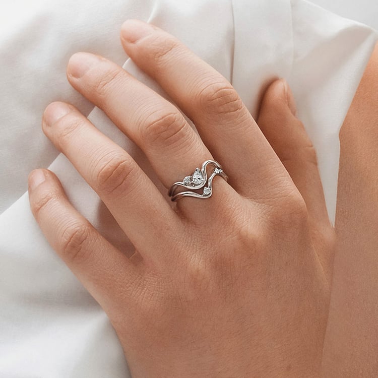 Verlobungsring in Wellenform mit einem tropfenförmigen Moissaniten in der Größe Ihrer Wahl 154940