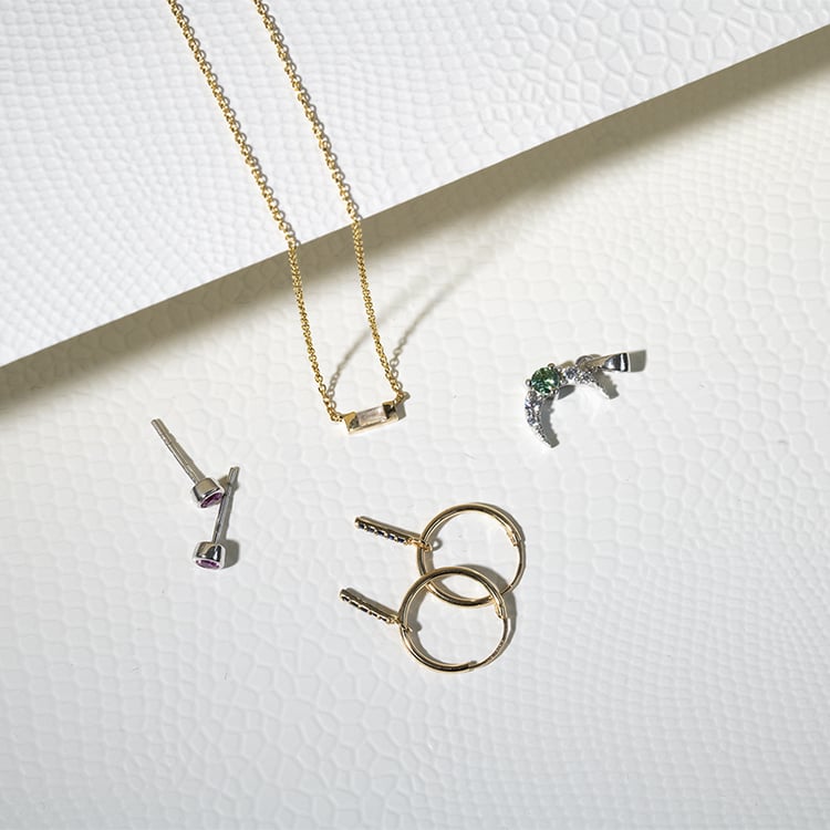 Goldene Hängeohrringe mit blauen Saphiren Elaine 129235