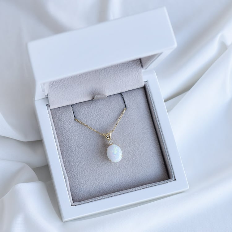 Goldener Anhänger mit ovalem Opal in Weiß und Diamant Rafiah 93789