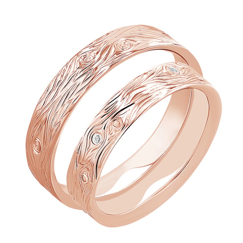Eheringe mit einer Gravur wie eine Holzmaserung und Diamanten Dyanna