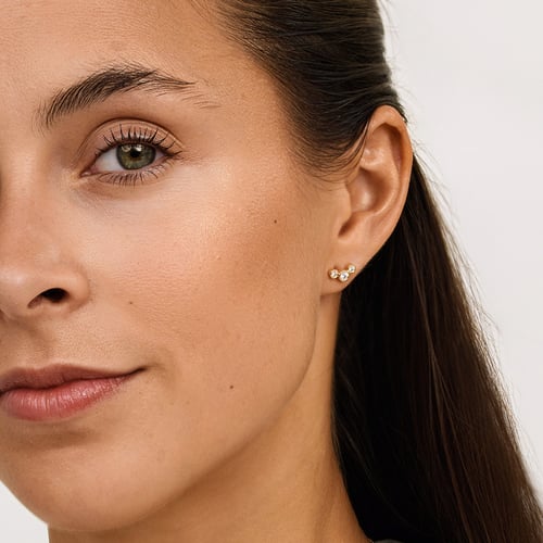 Moderne goldene Ohrringe mit runden Lab Grown Diamanten Ebba