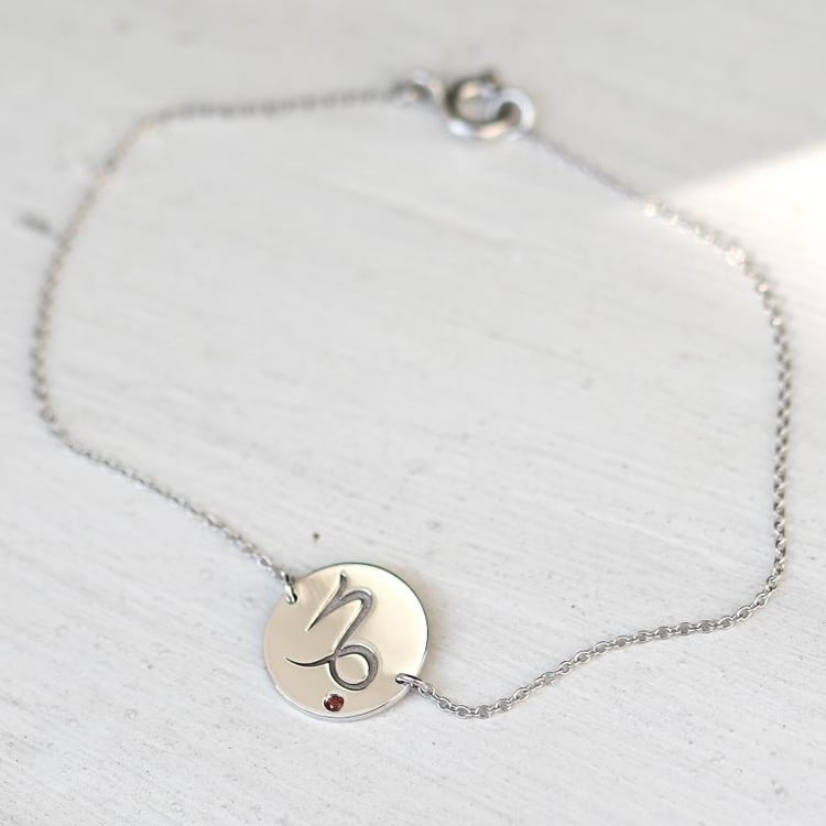 Goldenes Armband mit Sternzeichen Steinbock und Granat 47684