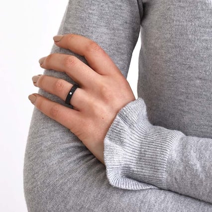 Flacher Ehering aus Carbon mit Zirkonia Noits