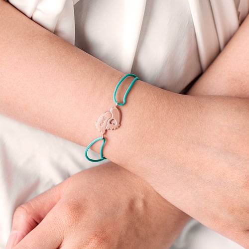 Silbernes String-Armband mit Babyfüßchen und Gravur Amy