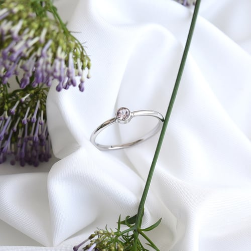 Goldener minimalistischer Ring mit Morganit Emilien