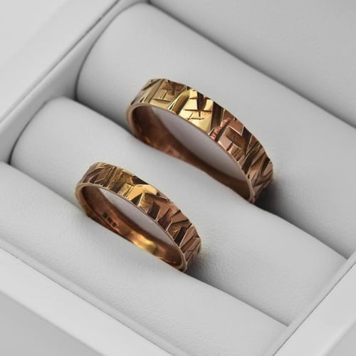 Goldene Eheringe mit Relief Ferskia