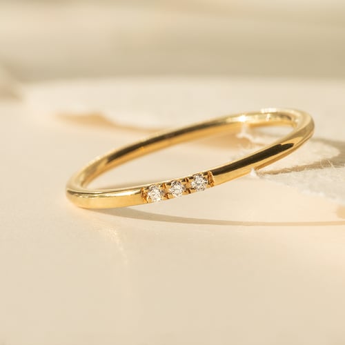 Zarter Ring mit drei Diamanten Sia