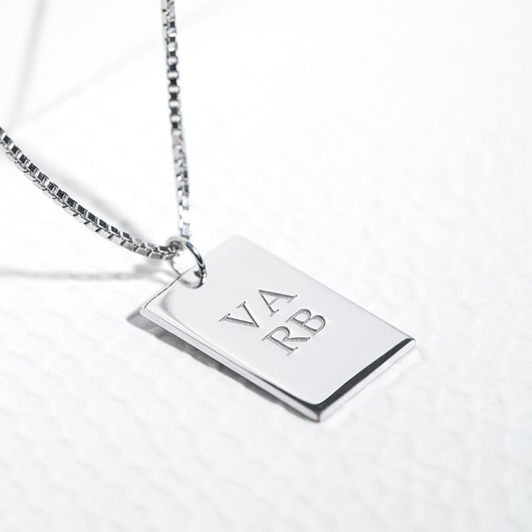 Rechteckiger Anhänger aus Gold mit einer doppelseitigen Gravur Aeryn 125900