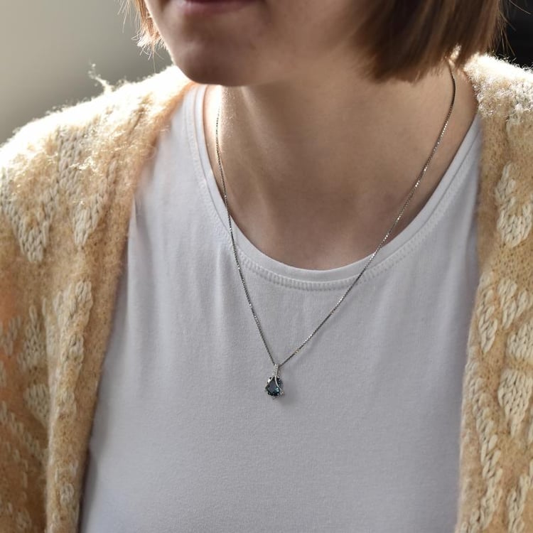 Goldener Anhänger mit Topas 28968