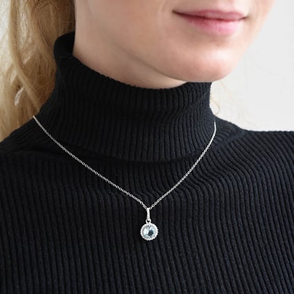 Silberne Halo-Anhänger mit himmlisch blauen Topas Atia