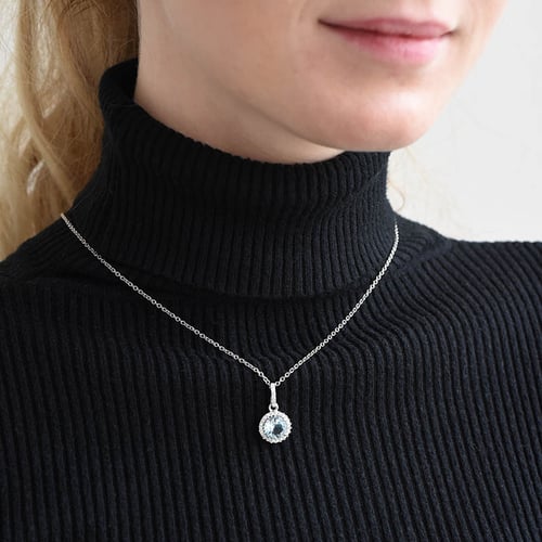 Silberne Halo-Anhänger mit himmlisch blauen Topas Atia