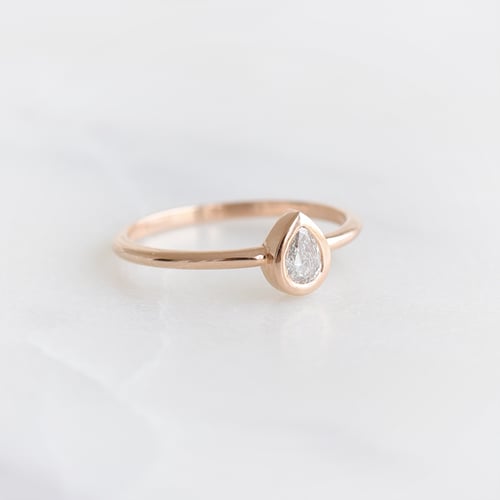 Minimalistischer Ring mit Pear Diamanten Nunez