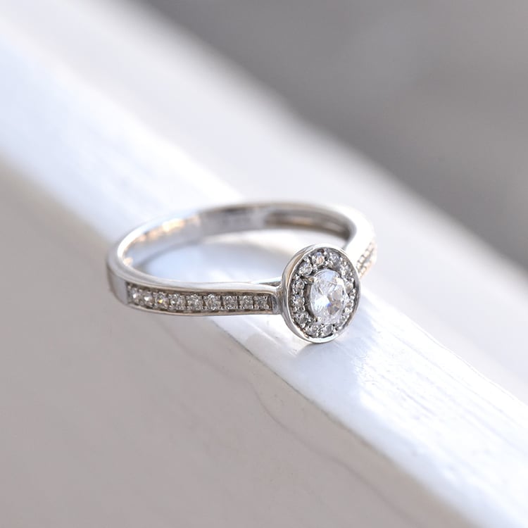 Schöner Halo-Ring mit glänzenden Diamanten Leontios 85327