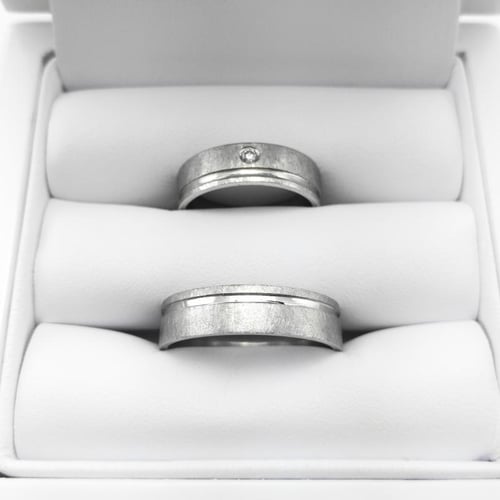 Goldene Eheringe mit Diamant Miah
