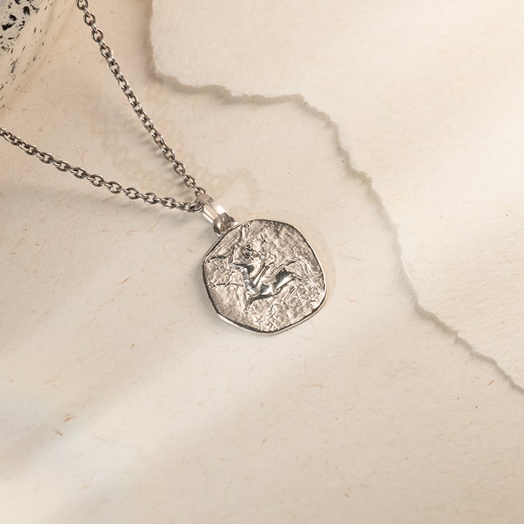 Goldanhänger mit Symbolen des Tierkreiszeichens 143670