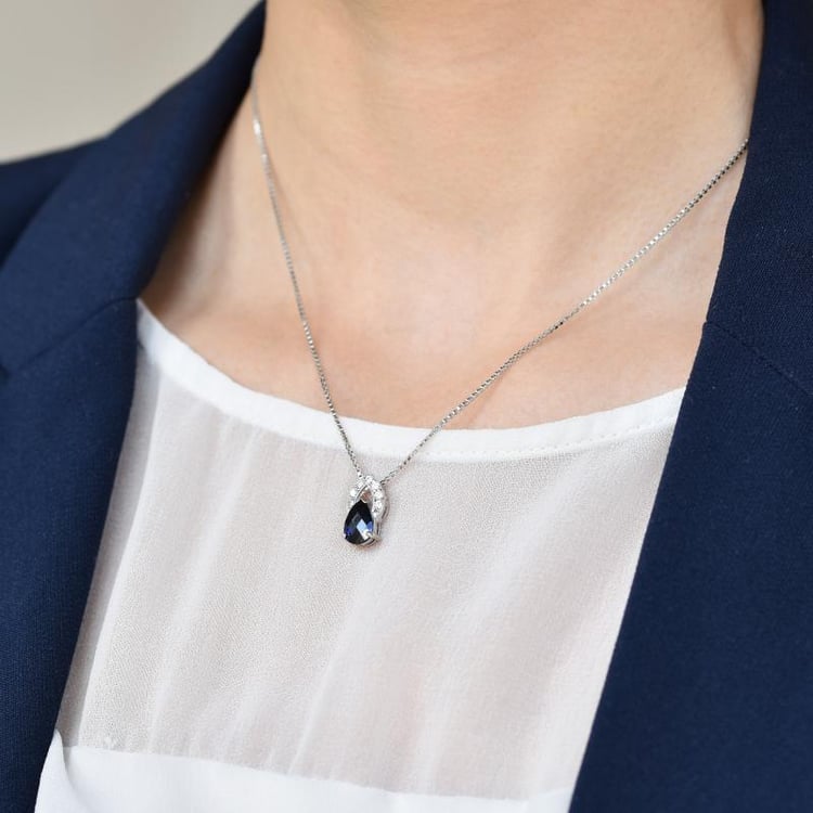 Saphir Halskette auf dem Hals 20153