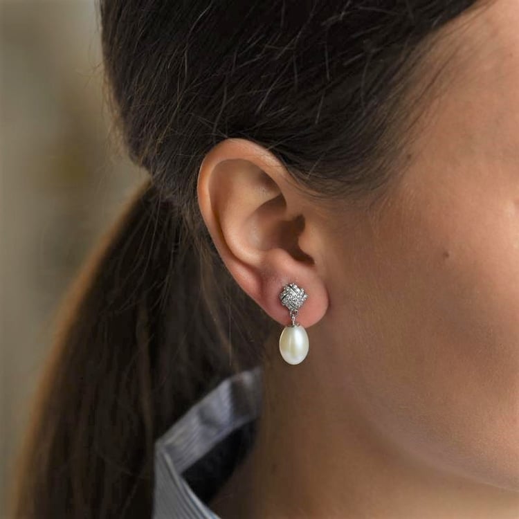 Hängende Perlenohrringe auf der Dame 105033