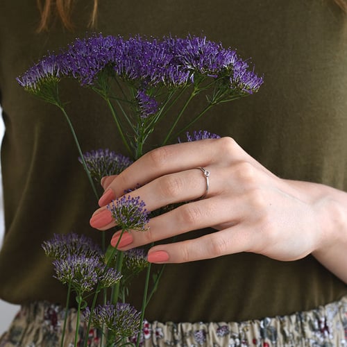 Goldener minimalistischer Ring mit Morganit Emilien