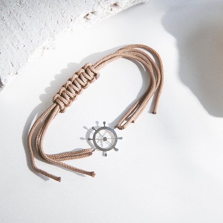 Silbernes String-Armband für Herren mit einem Steuerrad Rudder 113179