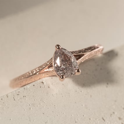 Von Hand gravierter Ring mit einem Salt and Pepper Diamanten in Birnenform Vivia