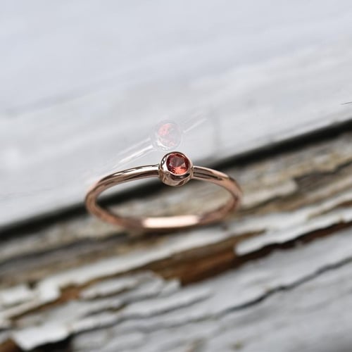 Minimalistischer Goldring mit Padparadscha-Saphir Emilien