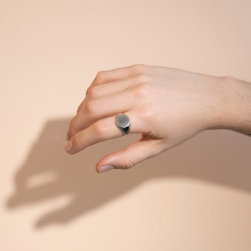 Ring mit eingraviertem Buchstaben Khloe