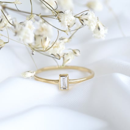 Minimalistischer Goldring mit Baguette Saphir Avice