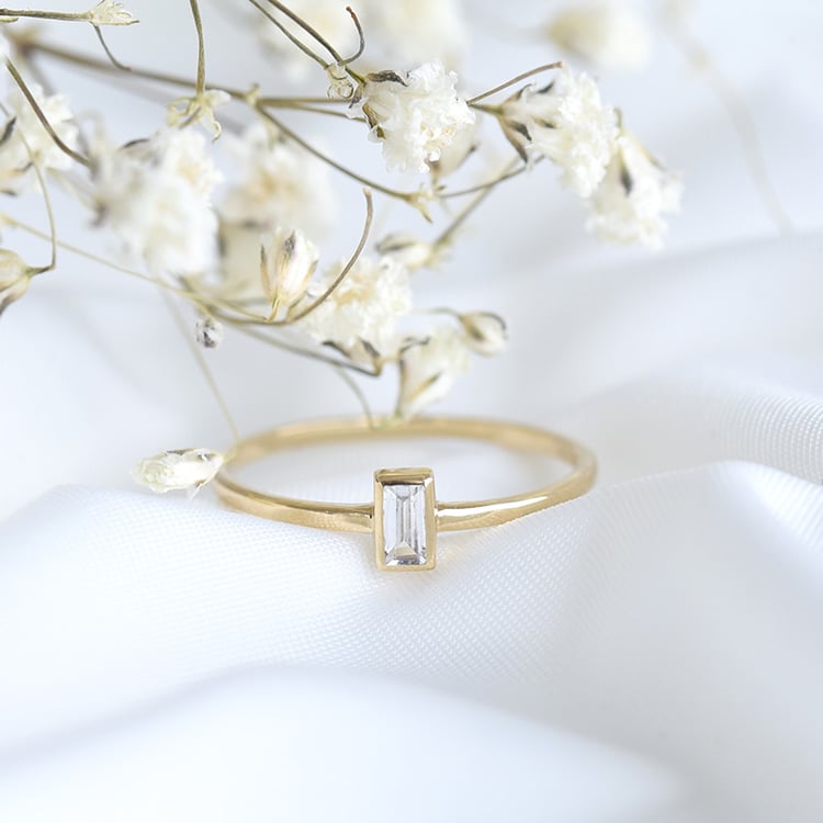 Minimalistischer Goldring mit Baguette Saphir Avice 80726