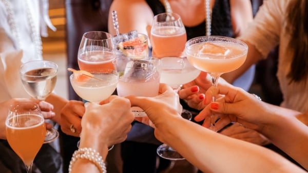 Bereitet den Peach Fuzz-Drink zu und erlebt die Feiertage im Zeichen der flüssigen Diamanten!