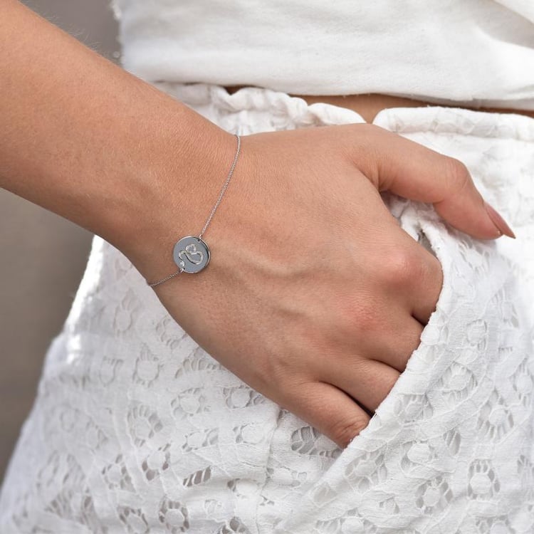 Goldenes Armband mit Löwe Sternzeichen auf dem Arm 32576