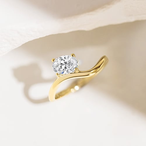 Verlobungsring mit einem ovalen Diamanten Carrie