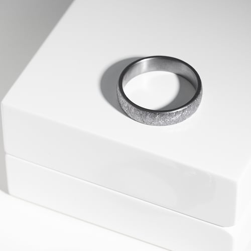Eheringe aus Tantal mit gekratzter Oberfläche und Diamanten Azrael
