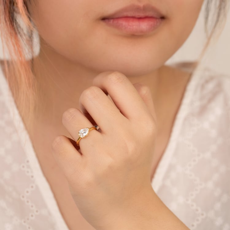 Goldring mit einem tropfenförmigen Halblünette Lab Grown Diamanten Timarete 164523