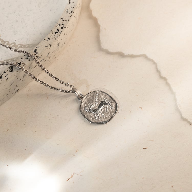 Goldanhänger mit Symbolen des Tierkreiszeichens 143645