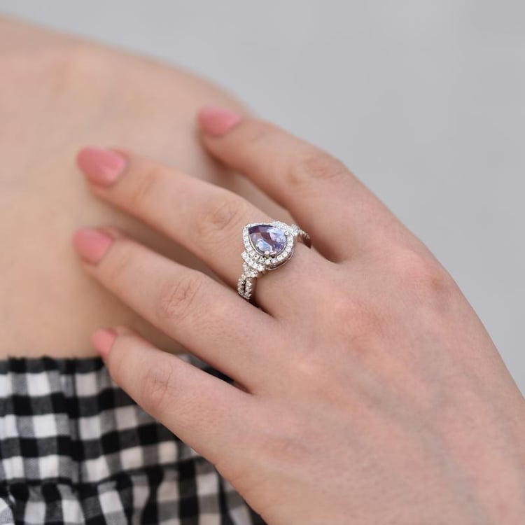 Goldener Halo-Ring mit Alexandrit und weißen Topasen Milades 45304