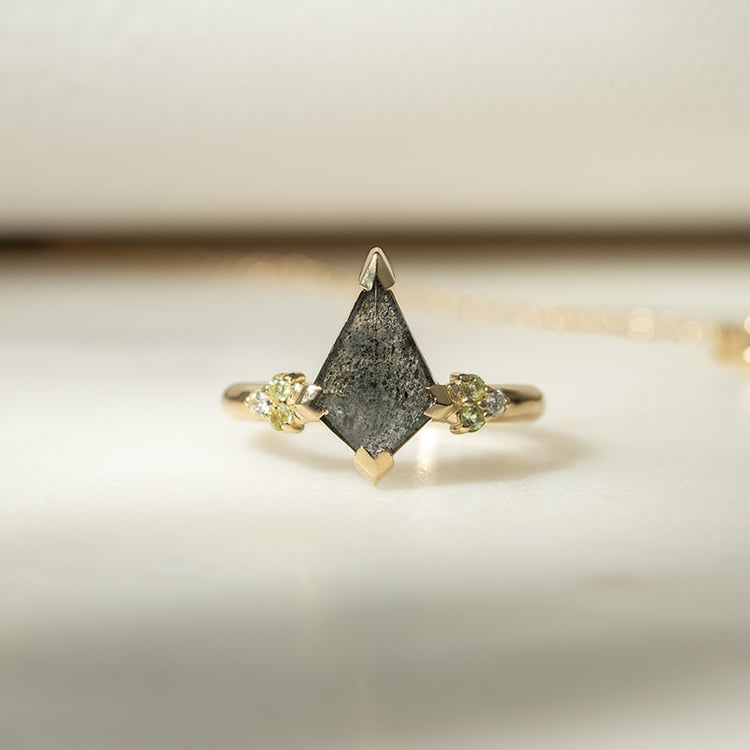 Außergewöhnlicher Ring mit dendritischem Quarz und Olivin Kettil 135477