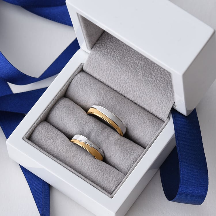 Eheringe aus Gold mit drei Diamanten Bianka 75981